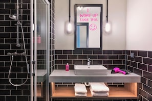 Ducha, artículos de higiene personal gratuitos y secador de pelo