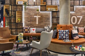 Reception - Moxy Duesseldorf South (Düsseldorf)