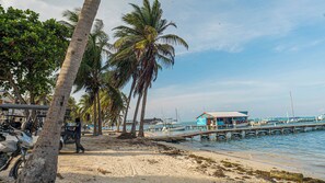 On the beach - Drift Inn San Pedro (San Pedro)