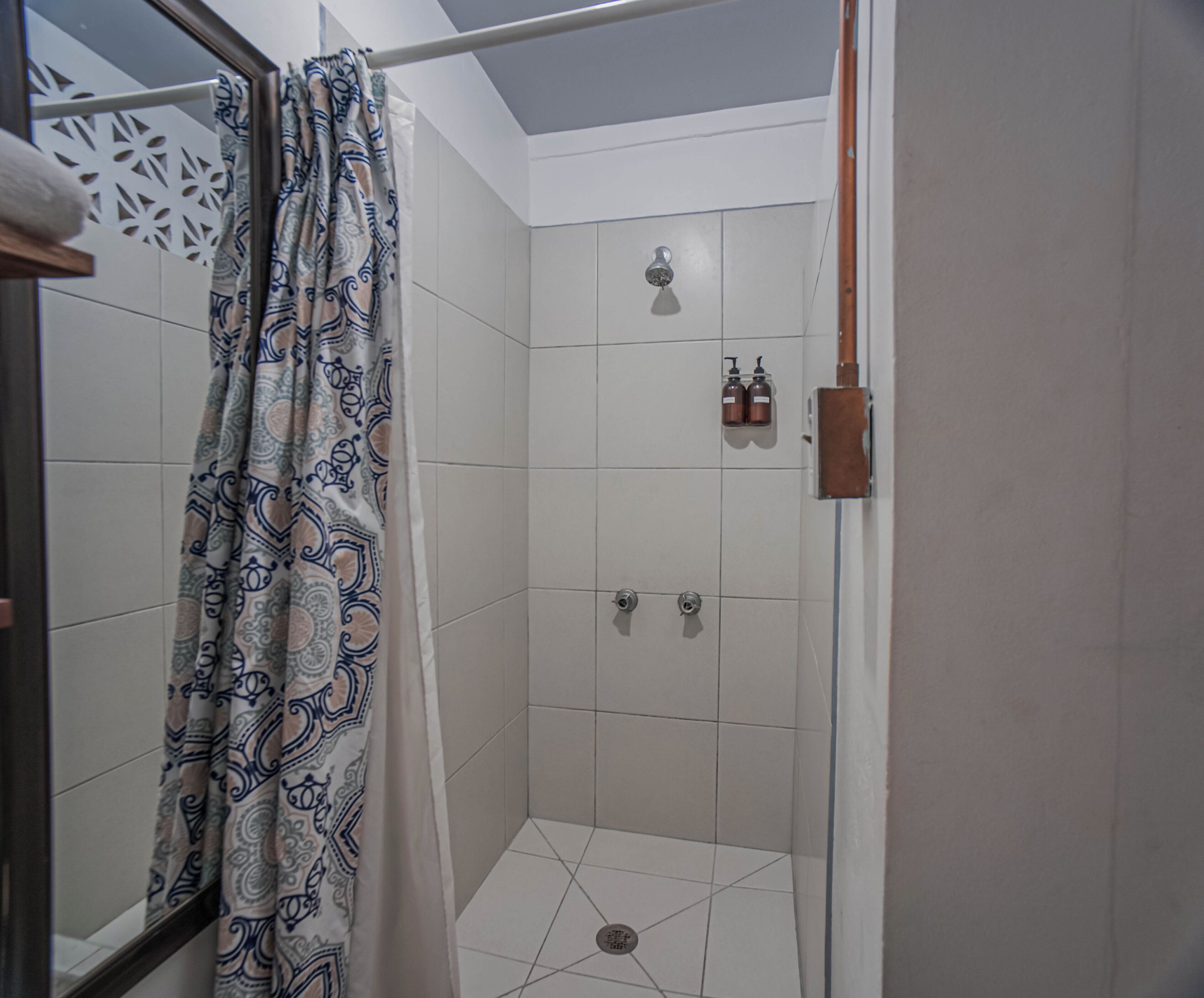 Budget Double Room | 욕실 | 샤워 시설, 헤어드라이어, 타월