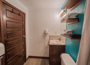 Comfort Double Room, 1 King Bed | Bathroom | Shower, hair dryer, towels - Drift Inn San Pedro (San Pedro)