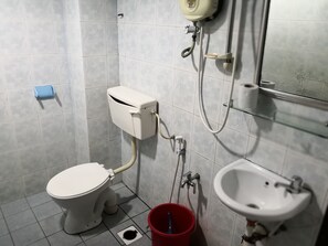 Shower, free toiletries, towels - Hotel D'View Inn Bukit Bintang (Kuala Lumpur)