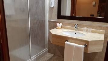 Standard Double Room | Bathroom | Hair dryer, towels