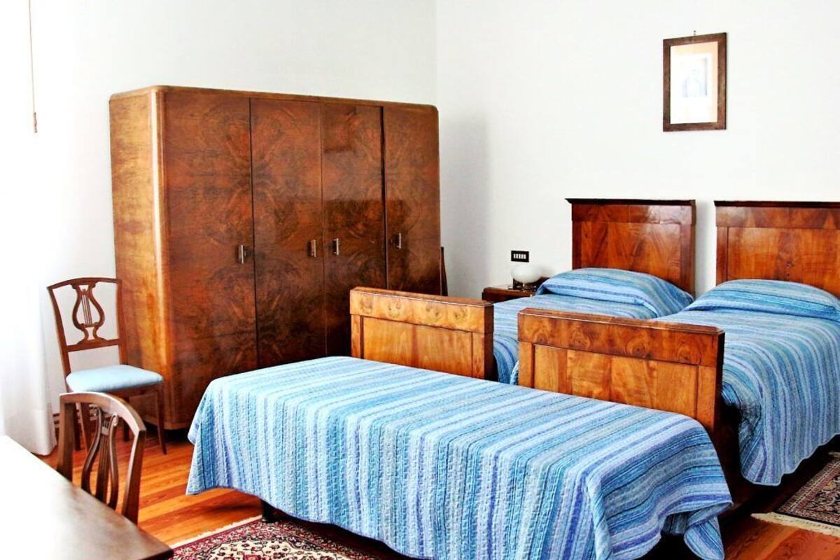 Kamer | Een bureau, een laptopwerkplek, gratis babybedden
