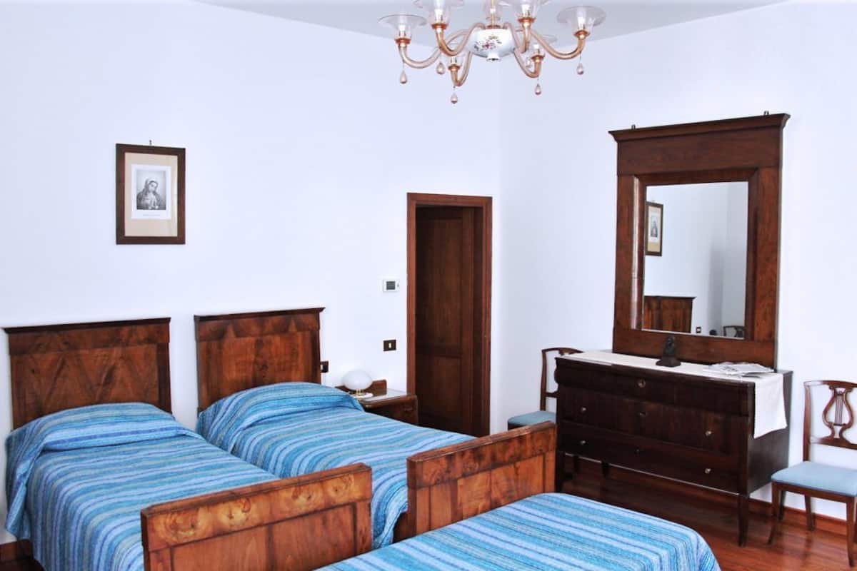 3 habitaciones, muebles diferentes y escritorio