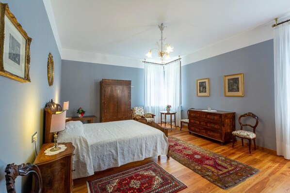 Individuell eingerichtet, Schreibtisch, laptopgeeigneter Arbeitsplatz