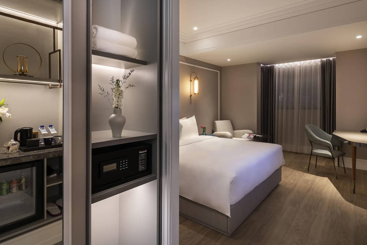 Standard Room, 1 King Bed | Premium bedding, minibar, in-room safe, desk