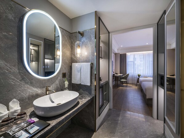 Ropa de cama de alta calidad y minibar