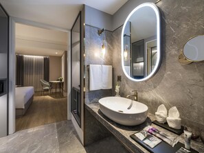 Standard Room, 1 King Bed | Premium bedding, minibar, in-room safe, desk