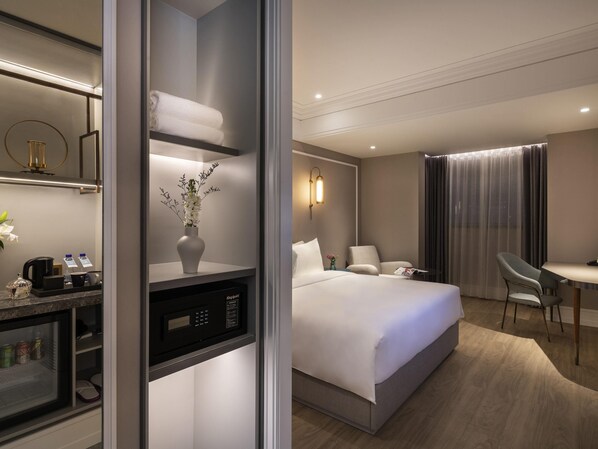 Standard Room, 1 King Bed | Premium bedding, minibar, in-room safe, desk