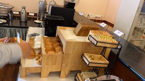 Daily buffet breakfast for a fee - Mercure Shanghai Global Harbour (Shanghai)