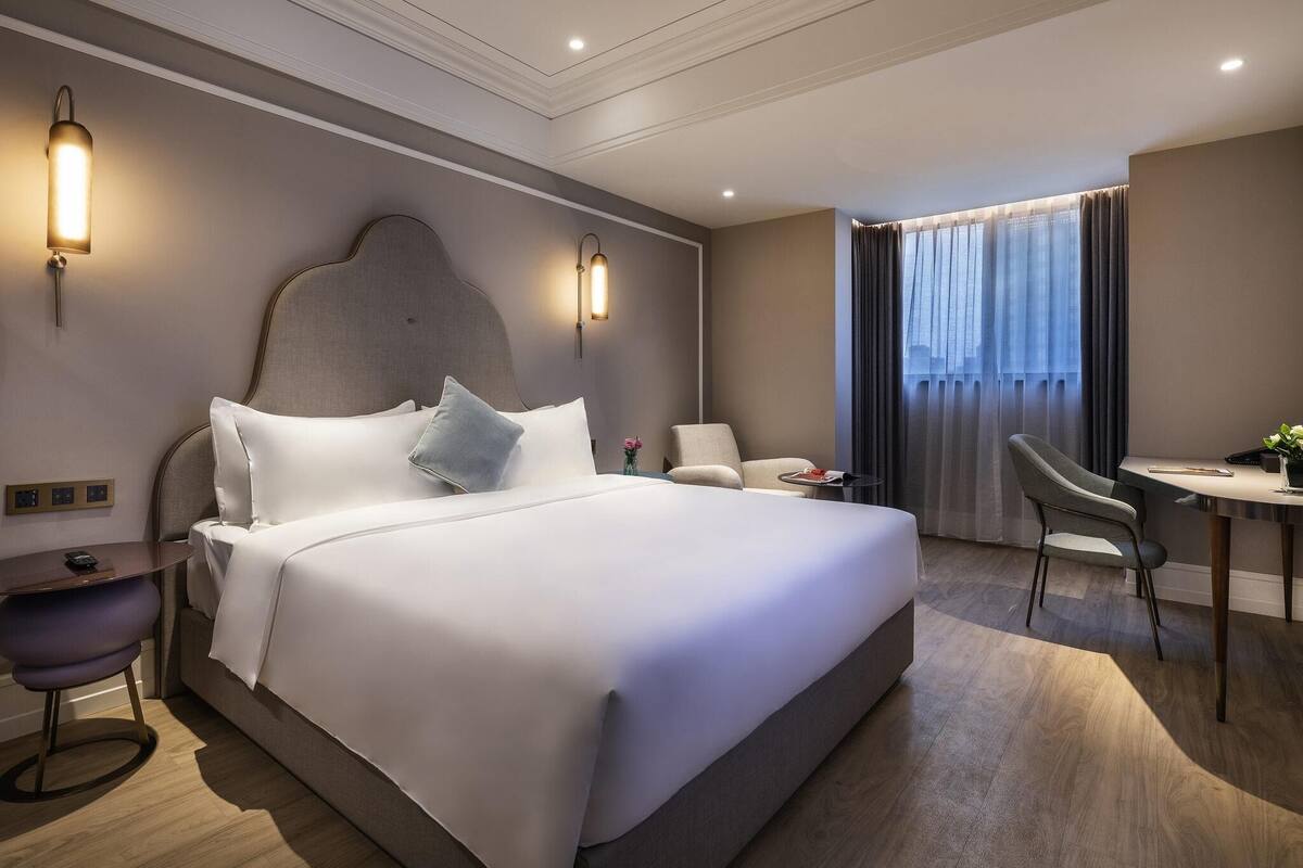 Chambre Standard, 1 trÚs grand lit | Literie de qualité, minibar, coffre-fort, bureau