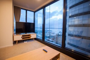 デザイン アパートメント 2 ベッドルーム シティビュー | リビング エリア | 薄型テレビ