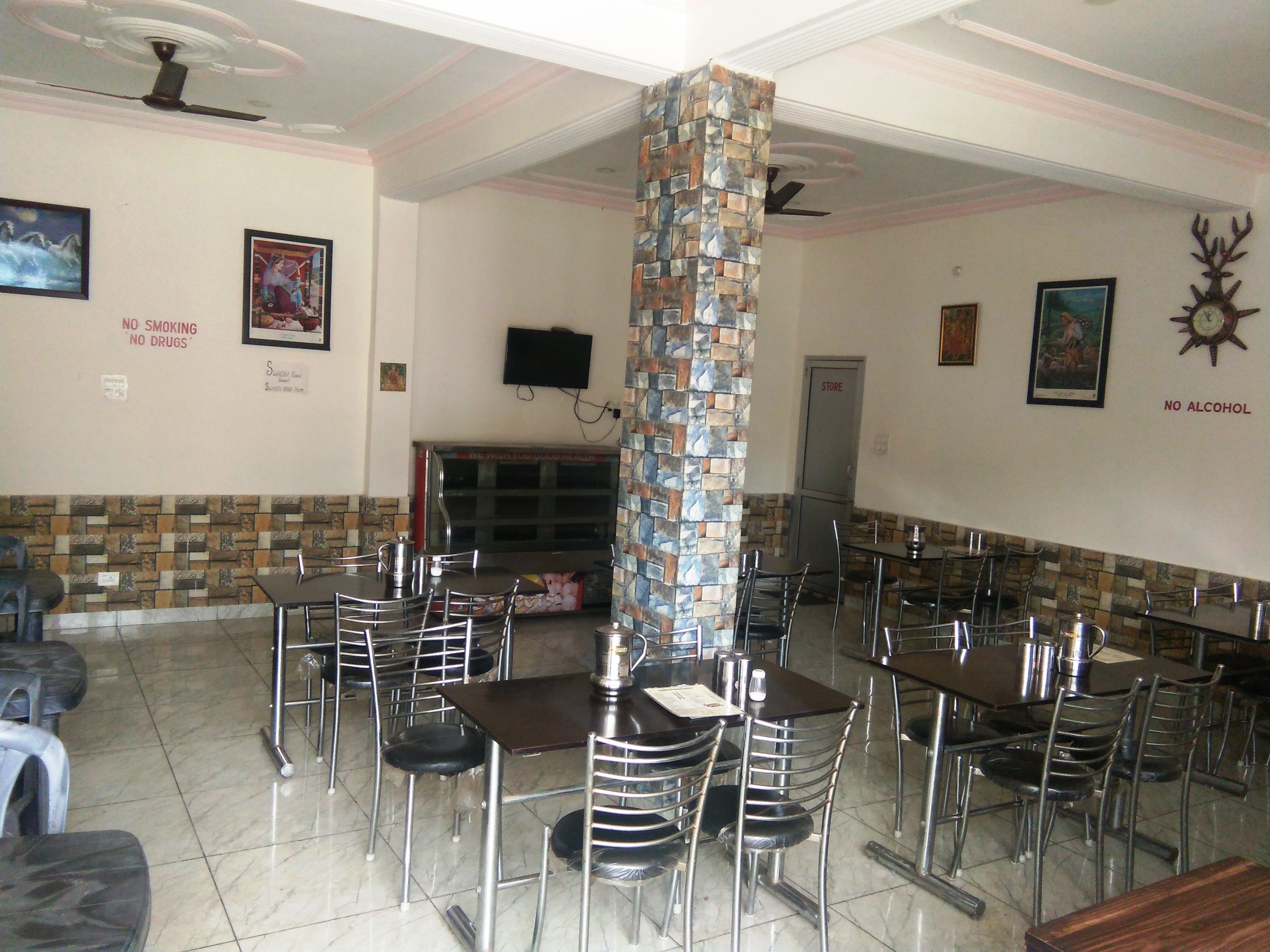 每日供应欧陆式早餐（每人 INR 100）