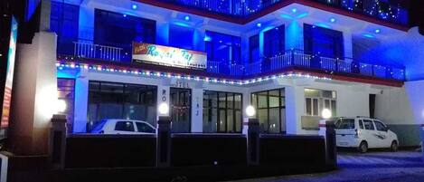 Mặt tiền nơi lưu trú - ban đêm