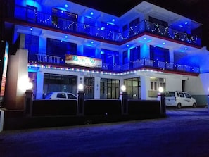 Majoituspaikan julkisivu illalla/yöllä