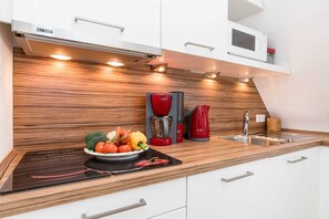 Køleskab, mikrobølgeovn, opvaskemaskine, højstol