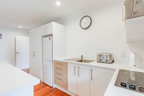 Comfort House, 2 Bedrooms, Garden View | Private kitchen | Full-sized fridge, microwave, oven, stovetop - The Best Retreat Home Away From Home (Auckland)