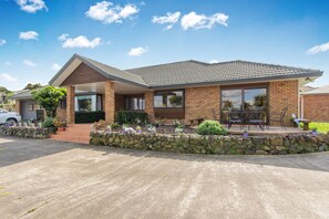 Front of property - The Best Retreat Home Away From Home (Auckland)