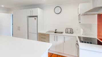 Comfort House, 2 Bedrooms, Garden View | Private kitchen | Full-size fridge, microwave, oven, stovetop