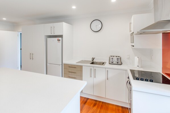 Comfort House, 2 Bedrooms, Garden View | Private kitchen | Full-size fridge, microwave, oven, stovetop - The Best Retreat Home Away From Home (Auckland)