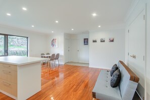 Comfort House, 2 Bedrooms, Garden View | Living area