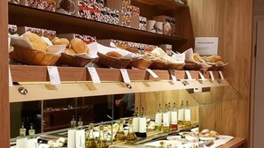 Un espace buffet proposant une variété de plats et d'accompagnements.