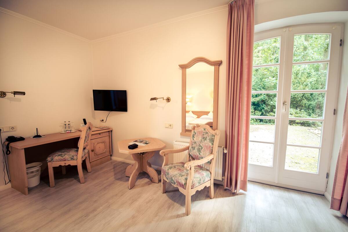 double room | living area | flat-screen tv