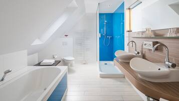 Junior-Suite | Badezimmer | Dusche, Haartrockner, Hausschuhe, Handtücher