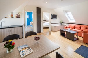 Caja de seguridad en la habitación y escritorio 