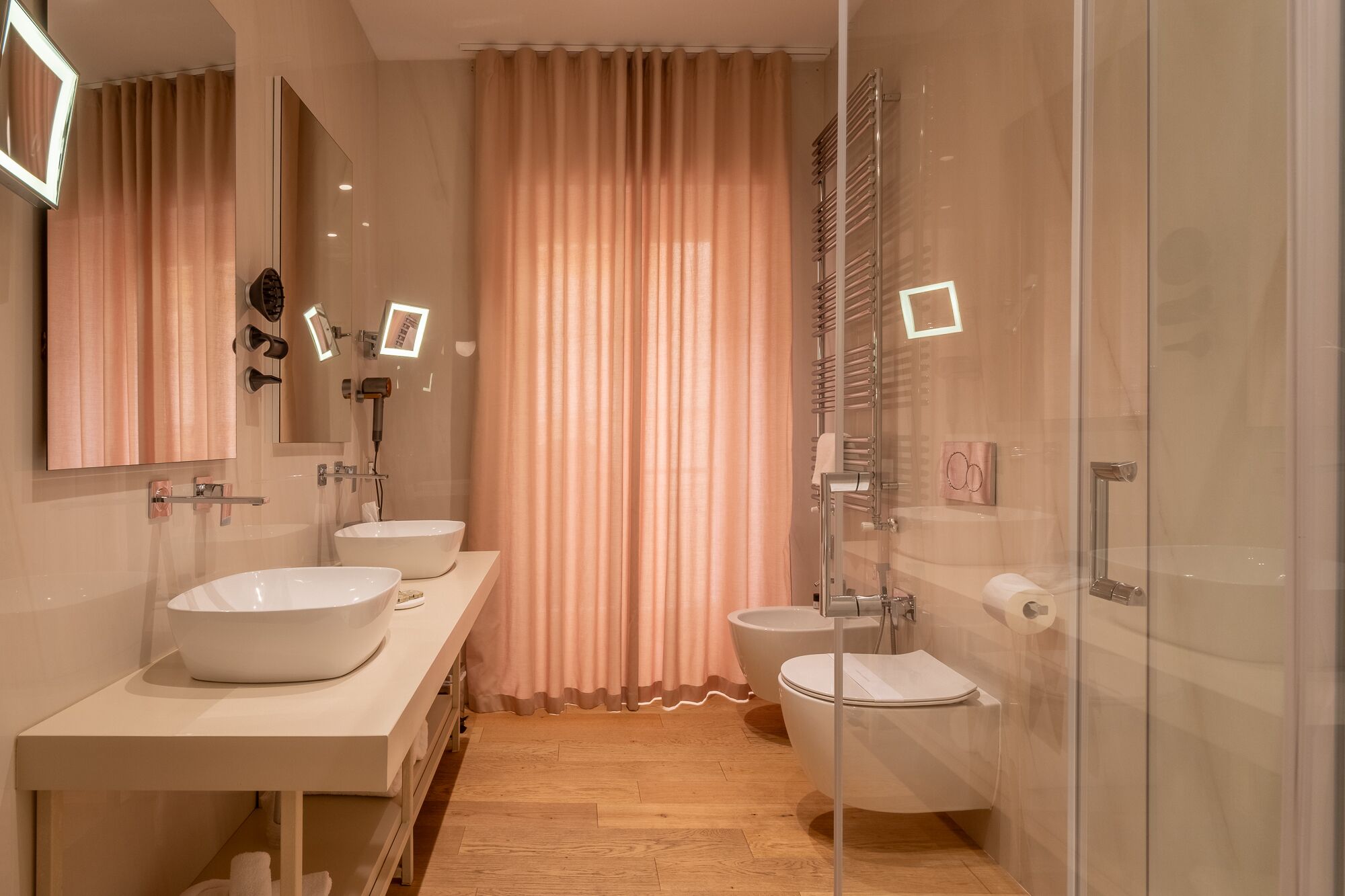 Suite studio | Salle de bain | Douche, articles de toilette (gratuits), séchoir à cheveux, pantoufles
