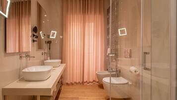 Suite studio | Salle de bain | Douche, articles de toilette (gratuits), séchoir à cheveux, pantoufles