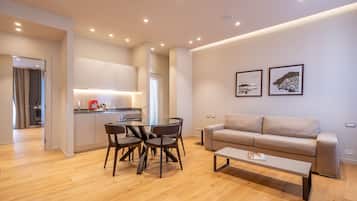 Suite Deluxe, 1 habitación | Zona de estar | Una televisión de pantalla plana