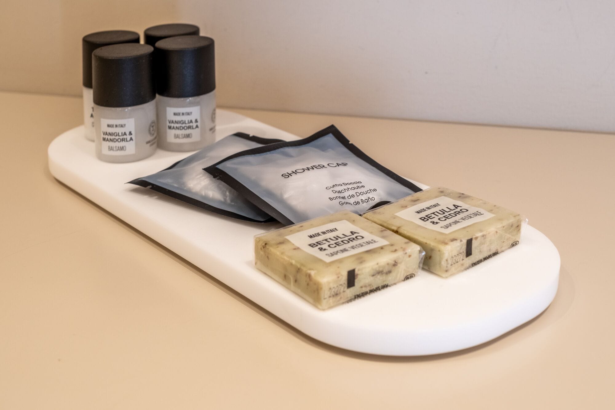 Ein Tablett mit drei Duschgels, zwei Packungen Badesalz und zwei Seifenstücken.