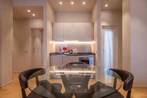 Phòng Suite Deluxe, 1 phòng ngủ | Bếp riêng | Tủ lạnh, lò vi sóng, bếp nấu, dụng cụ pha cà phê/trà 