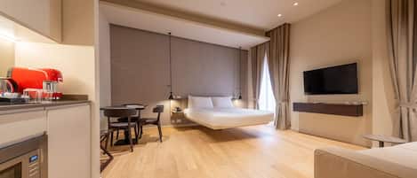 1 habitación, cubrecamas, minibar y caja de seguridad en la habitación