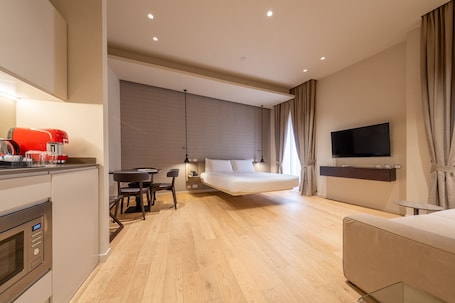 1 habitación, cubrecamas, minibar y caja de seguridad en la habitación