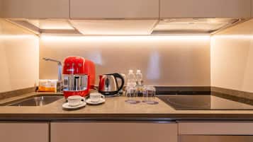 Tủ lạnh, lò vi sóng, bếp nấu, dụng cụ pha cà phê/trà