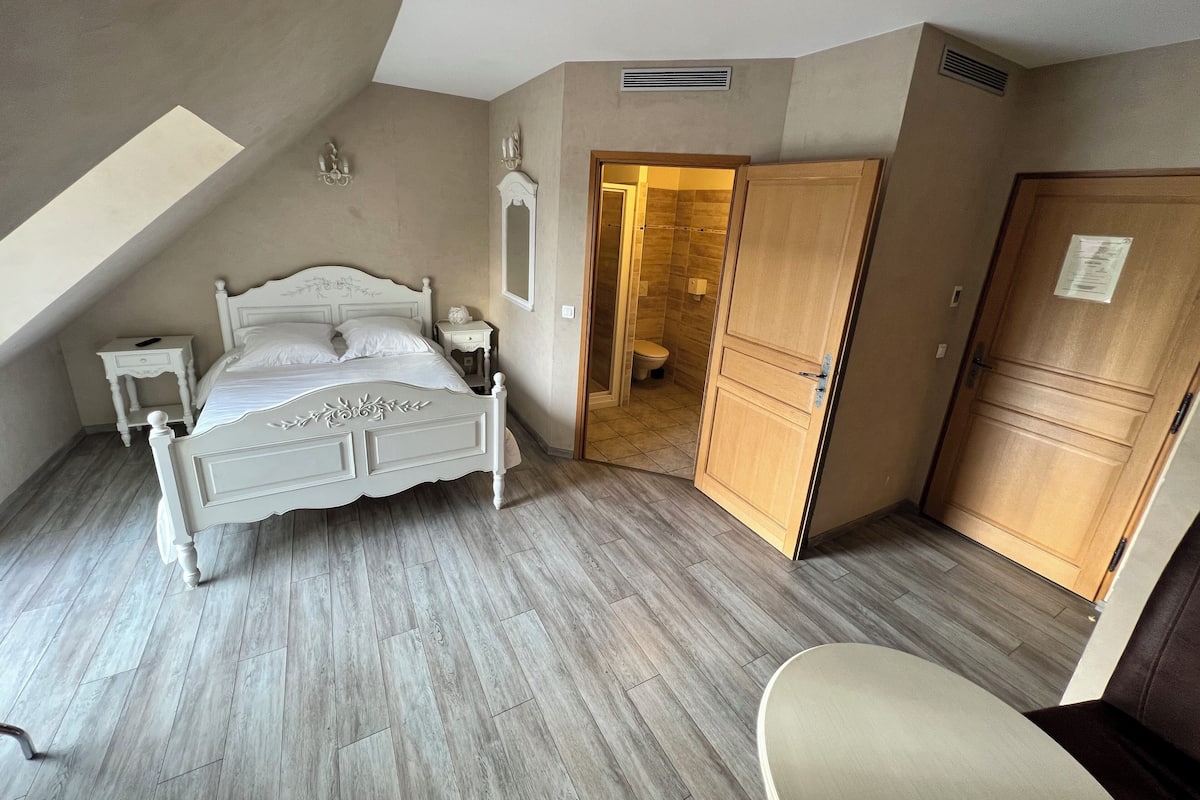 Romance Room | Premium bedding, individually decorated, individually furnished