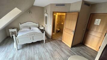 Romance Room | Premium bedding, individually decorated, individually furnished