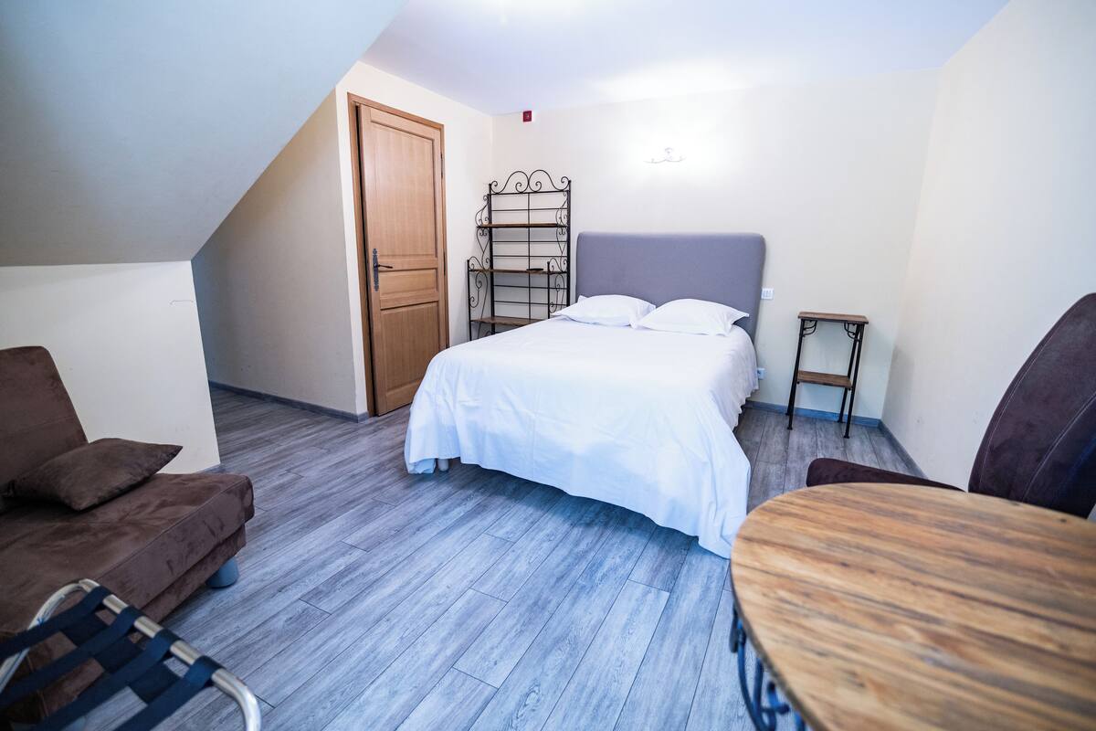 Ropa de cama de alta calidad y espacio para trabajar con laptop 
