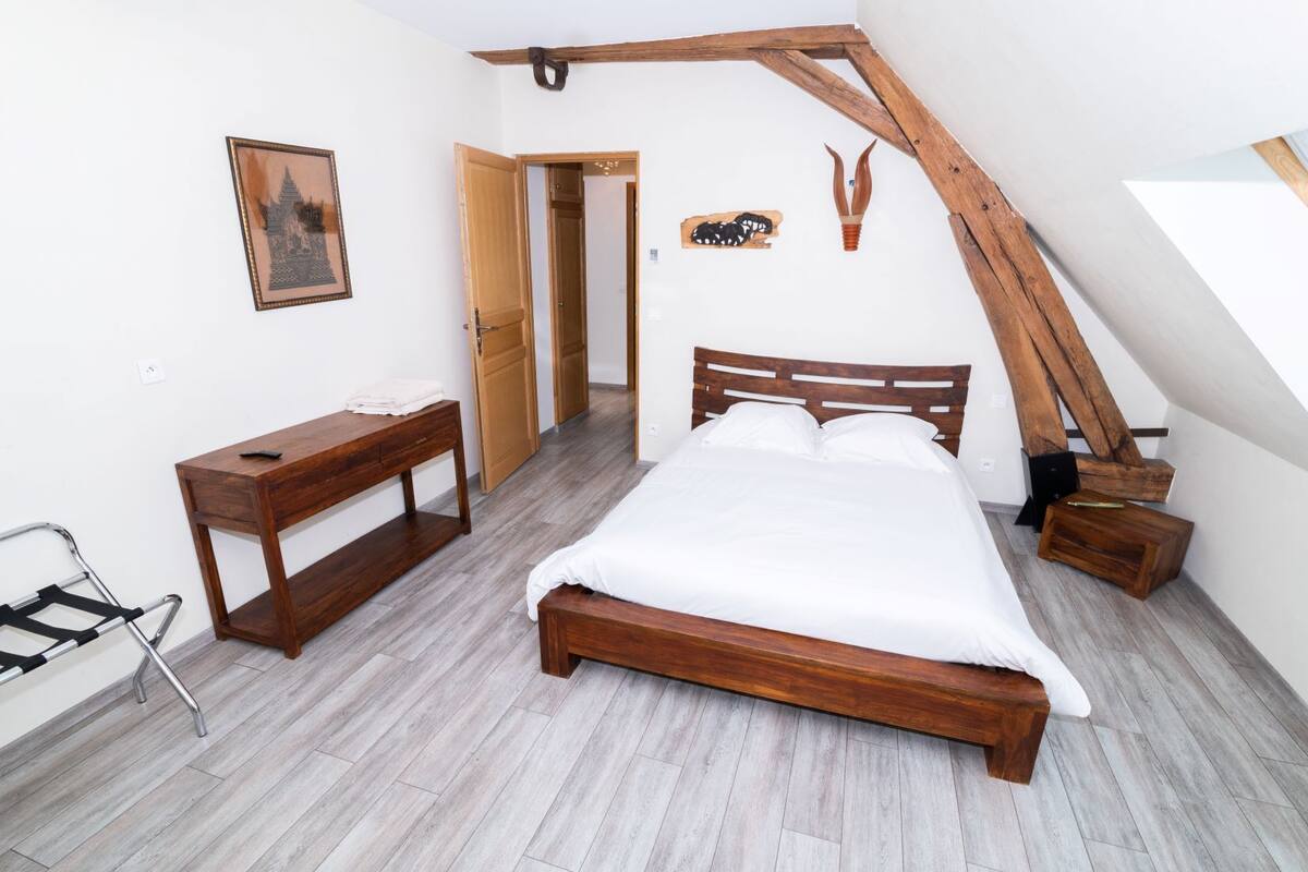 Ropa de cama de alta calidad y espacio para trabajar con laptop 