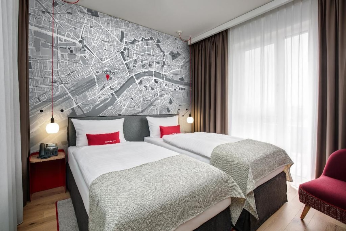 Hypo-allergenic bedding, down duvets, in-room safe, desk