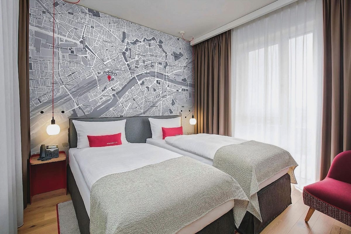 Hypo-allergenic bedding, down duvets, in-room safe, desk