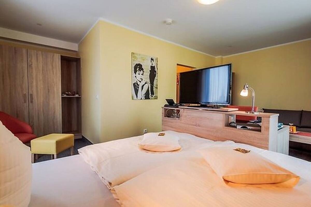 hypo-allergenic bedding, desk, free wifi, bed sheets