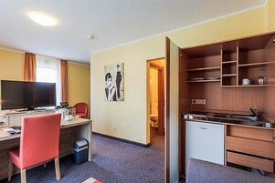 Roupas de cama antialérgicas, escrivaninha, Wi-Fi de cortesia