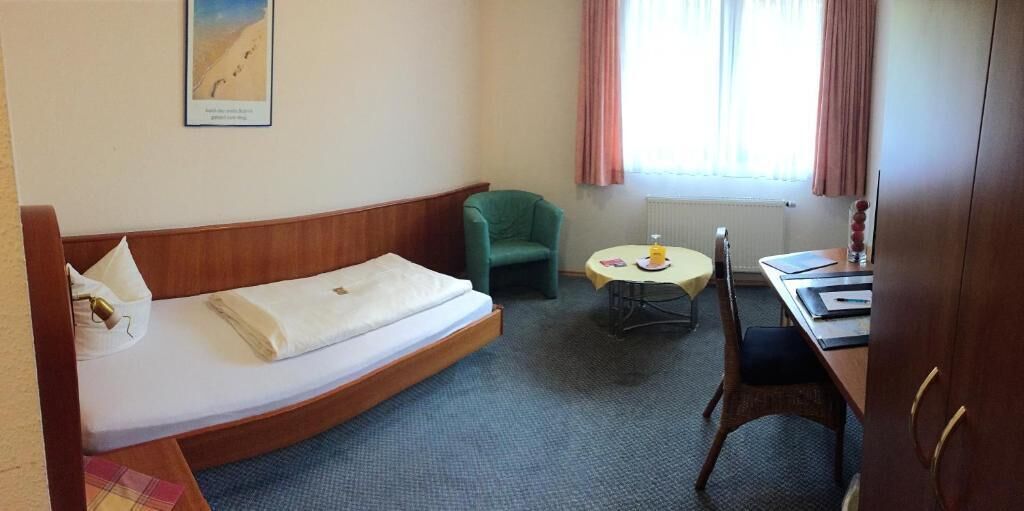 hypo-allergenic bedding, desk, free wifi, bed sheets