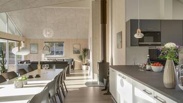 Køleskab, kogeplade, opvaskemaskine, kaffe-/temaskine