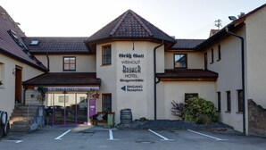 A building with a sign indicating it is the Grift Goff Weingut Brunner Hotel. - Hotel Bruker (Grossbottwar)