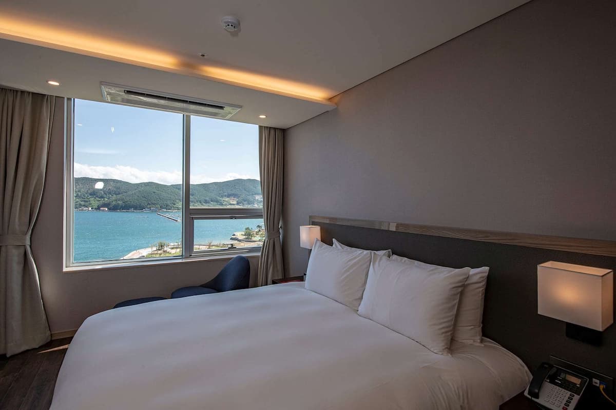 Room, 1 King Bed, Non Smoking | Premium bedding, blackout drapes, free WiFi, bed sheets